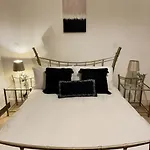 Beautiful Central Open Plan Living!