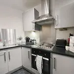 Cityfront Modern Apt Near City Centre/Etihad, Free Parking