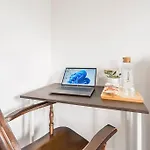 En-Suit Room With Free Dedicated Parking