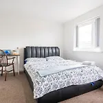 En-Suit Room With Free Dedicated Parking
