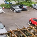 En-Suit Room With Free Dedicated Parking