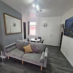 Lovely 2-Bedroom House Close To Media City.