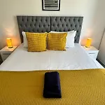Cosy 2 Bed Apt Sleeps 4+Balcony