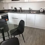 3 Bedroom Apartment Free Parking