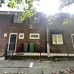 Bright, Warm & Cozy House In Harpurhey