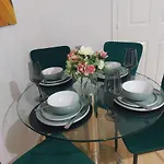 2 Bedroom 2 Bathroom Free Parking Nearby