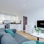 New! Stylish 2-Bed Apartment In Manchester By 53 Degrees Property - Amazing Location, Ideal For Small Groups - Sleeps 4!