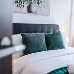 New! Stylish 2-Bed Apartment In Manchester By 53 Degrees Property - Amazing Location, Ideal For Small Groups - Sleeps 4!