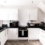 Inviting 3-Bed House In Manchester