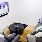 Beautifully Fab 3 Bedroom 4 Beds New Home 8 Guests Stretford Trafford