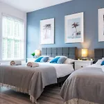 8 Bed, Comfortably Sleeps 10, 3 Bath House, 5 Mins Manchester Centre