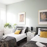 8 Bed, Comfortably Sleeps 10, 3 Bath House, 5 Mins Manchester Centre