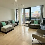 Lux Livin\' Apartments - Luxury 2 Bed Apartment With Sky Garden