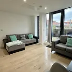 Lux Livin\' Apartments - Luxury 2 Bed Apartment With Sky Garden