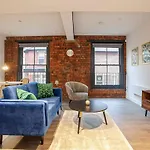 Lovely 1 Bed Apartment In Converted Printing Press
