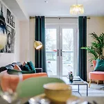 Deluxe New Build 2 Bedroom 2 Bathroom Apartment - Free Secure Parking
