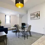 Free Parking - Modern 2-Br Flat Close To Salford Royal