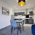 Free Parking - Modern 2-Br Flat Close To Salford Royal