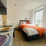 Artistic Studio Apartment In Stretford