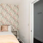 Bright And Stylish - 2 Bedroom Apartment - Free Parking, Transit Links, Close To Stadiums