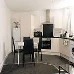 Bright And Stylish - 2 Bedroom Apartment - Free Parking, Transit Links, Close To Stadiums