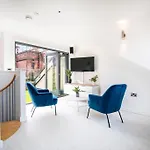 Central Townhouse With Roof Terrace