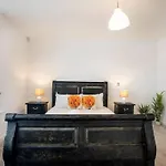 Central Townhouse With Roof Terrace