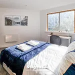 Bright 2 Bedroom Apt With Balcony In City Centre