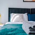 Stylish 4Bed Home, Sleeps 7, Free Parking, Wi-Fi, Balcony, Smart Tvs, Great Transport Links, Long Term Disc