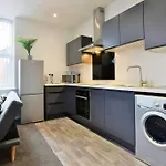 Free Parking - Charming 2-Br Flat Near Salford Royal