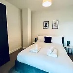 Old Trafford Getaway: 1 Bed Apartment