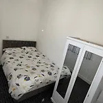 Modern 1 Bed Apartment In Salford