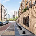 2 Bedroom 2 Bathroom Free Parking Nearby