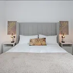 Elegance Retreat - 2 Bed Holiday Home With Parking
