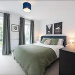 Elegance Retreat - 2 Bed Holiday Home With Parking