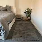 Spacious 4-Bedroom House In Manchester