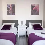 8 Bed, Comfortably Sleeps 10, 3 Bath House, 5 Mins Manchester Centre