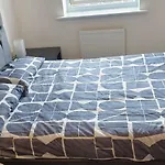 Vishisamarth Com 8G 15 Min Walk To Coop, Arena, Etihad, City Centre, Cctv,Free Car Parking,Free Snacks, Lockbox,Hourly Let ,Luggage Storage, Fridge, Microwave,Fan, Late Night Checkin Anytime ,2Min Walk To Bus Stop