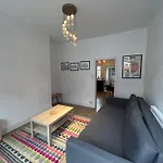 Altrincham Terrace - 2 Bedroom House - Free Parking - Sleeps 6 - Near Tram Stop