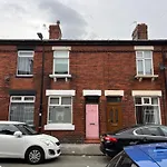 Altrincham Terrace - 2 Bedroom House - Free Parking - Sleeps 6 - Near Tram Stop