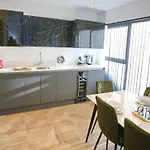 Pass The Keys Stunning New Build Flat 2 Min Walk To City Center
