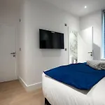 Luxury 6 Bed Near City Centre With Cinema Room & Games Room Plus 5 Bathrooms
