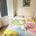 Room 1 En-Suit Double Bedroom With Bathroom In Manchester