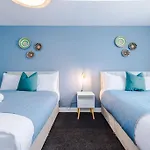 Luxurious 1-Bedroom Apartment, Sleeps 4, Free Parking