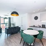 Stylish 2 Bedroom Apartment By Old Trafford