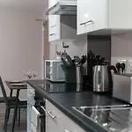 Modern 2 Bed Apartment In Manchester - Sleeps 4