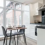 Bright 1 Bed Apartment Manchester - Sleeps 2