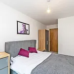 Contemporary 2 Bed Apartment In Central Manchester
