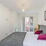 Contemporary 2 Bed Apartment In Central Manchester