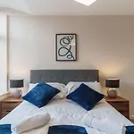 Bright 2 Bed Apartment Manchester - Sleeps 4